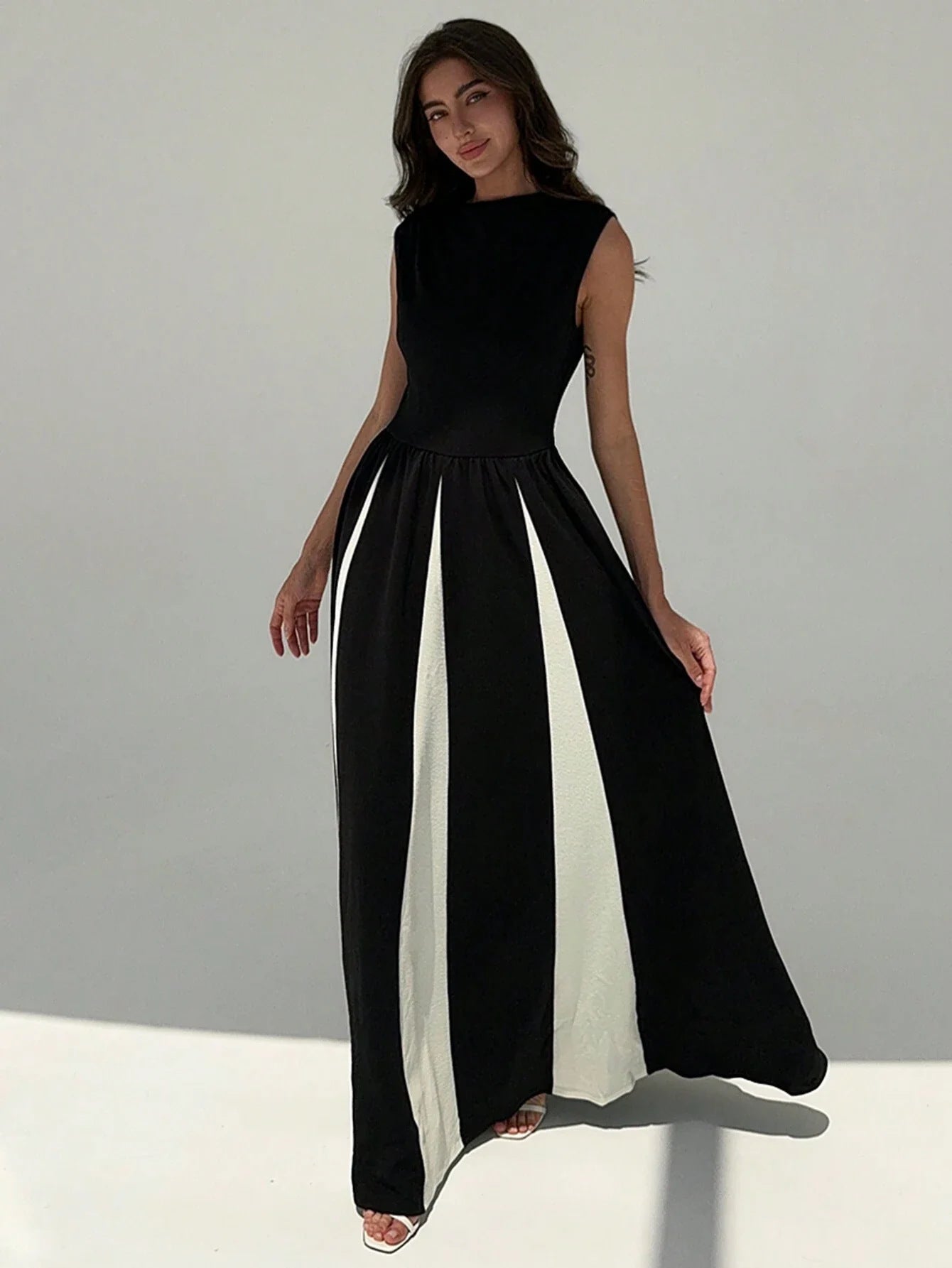 Black Round Neck Sleeveless Evening Dress