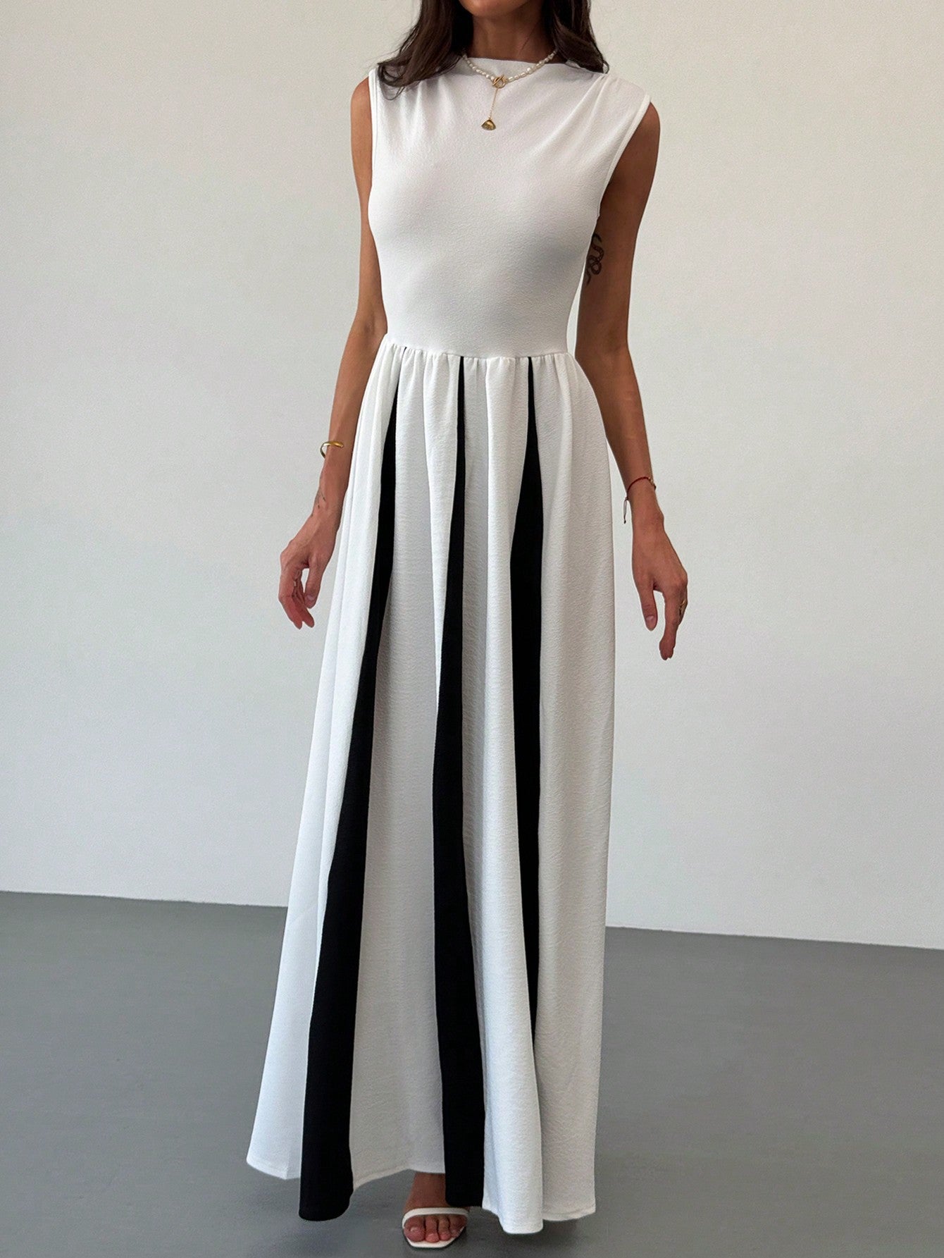 White Round Neck Sleeveless Evening Dress