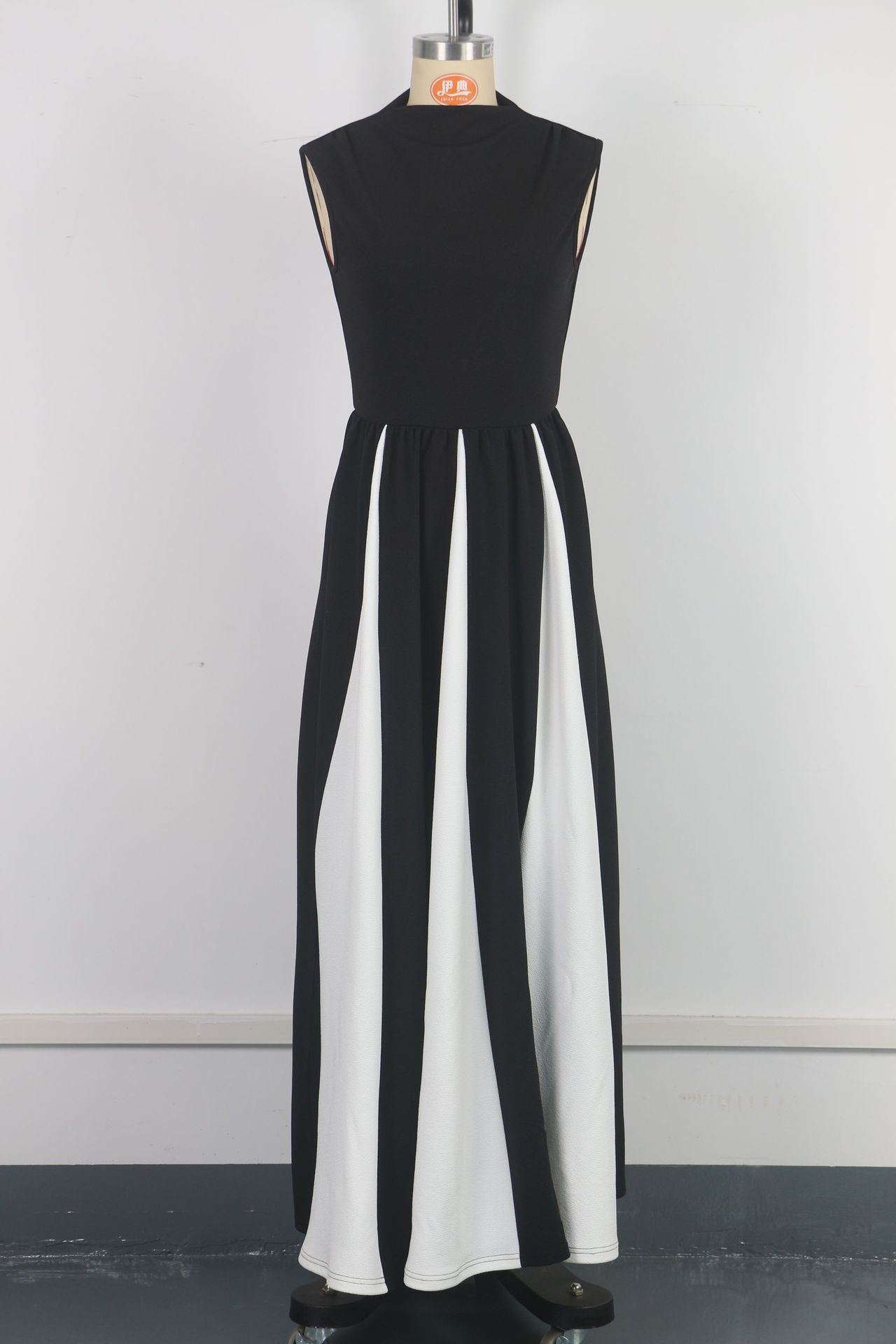 Round Neck Sleeveless Evening Dress