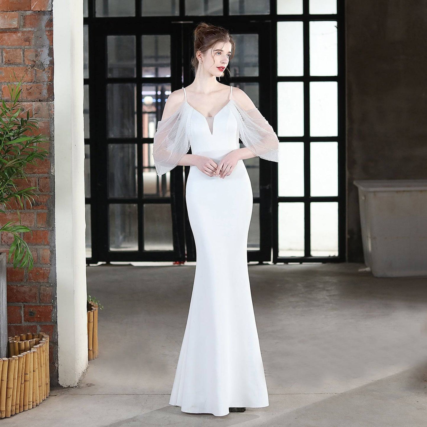 Elegant Slim-Fit V-Neck Lace Fishtail Wedding Dress S White