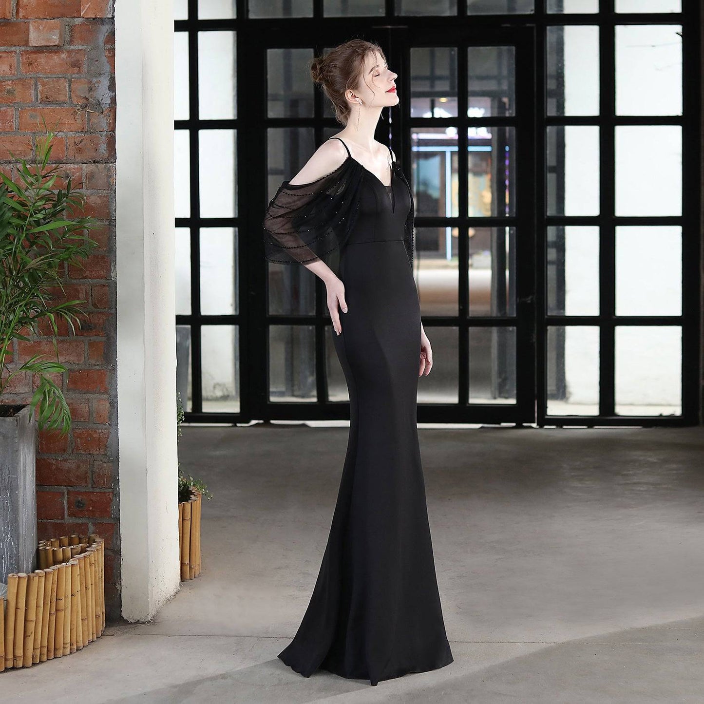Elegant Slim-Fit V-Neck Lace Fishtail Wedding Dress