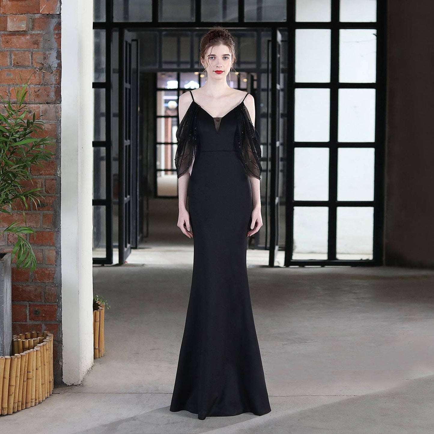 Elegant Slim-Fit V-Neck Lace Fishtail Wedding Dress S Black