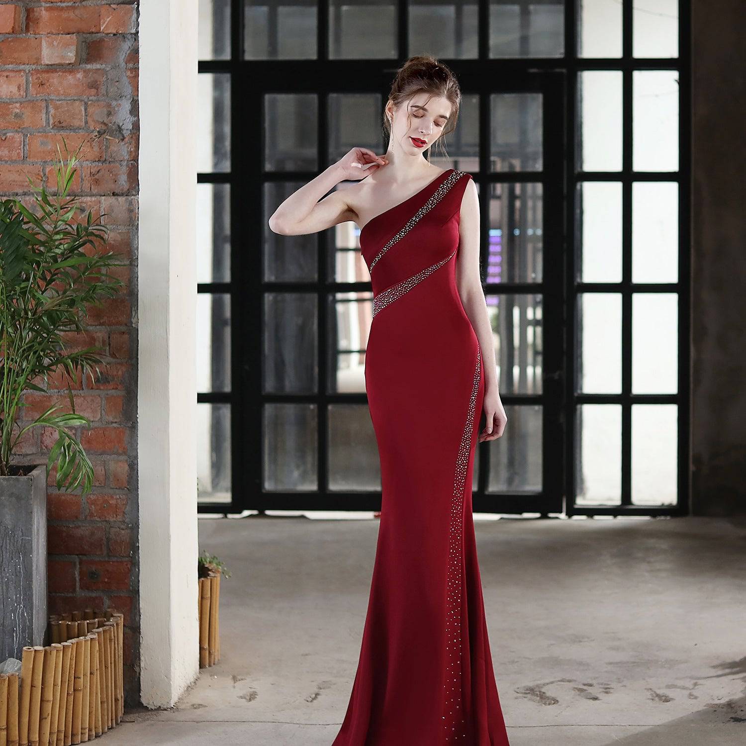 Long One-Shoulder Slim-Fit Fishtail Wedding Dress  S Burgundy 