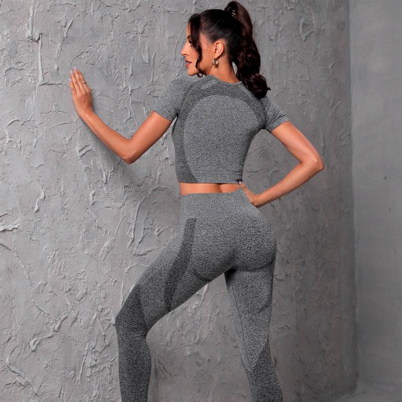 Seamless Knit Sports Yoga Suit with Moisture-Wicking and Quick-Drying Technology    