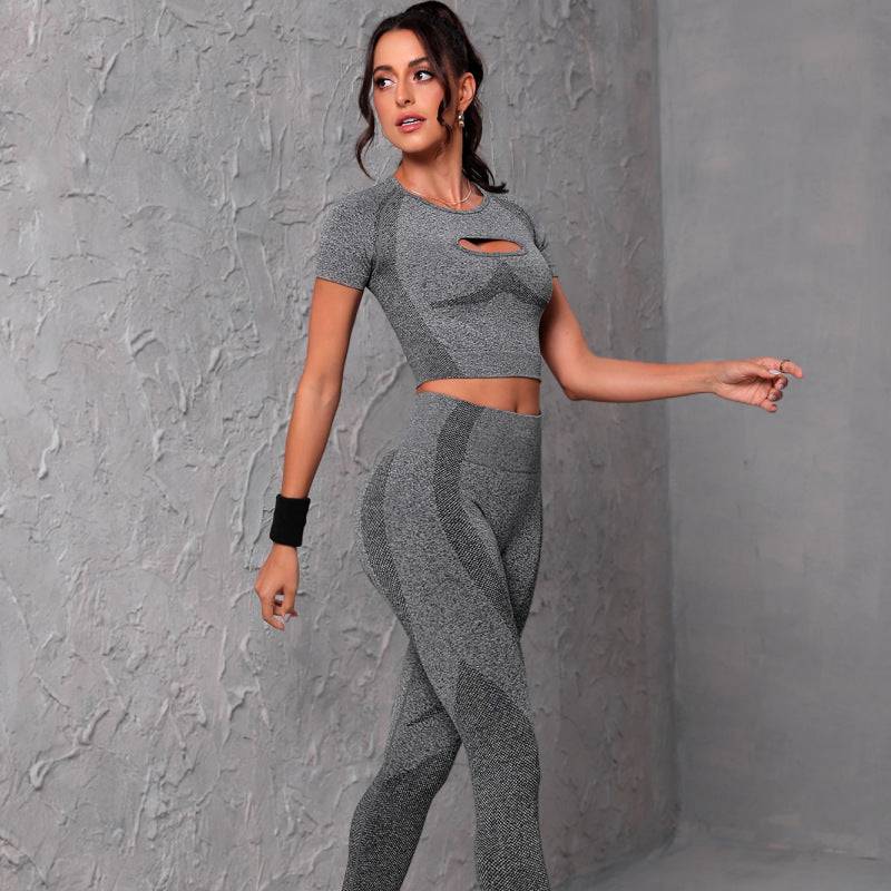 Seamless Knit Sports Yoga Suit with Moisture-Wicking and Quick-Drying Technology    