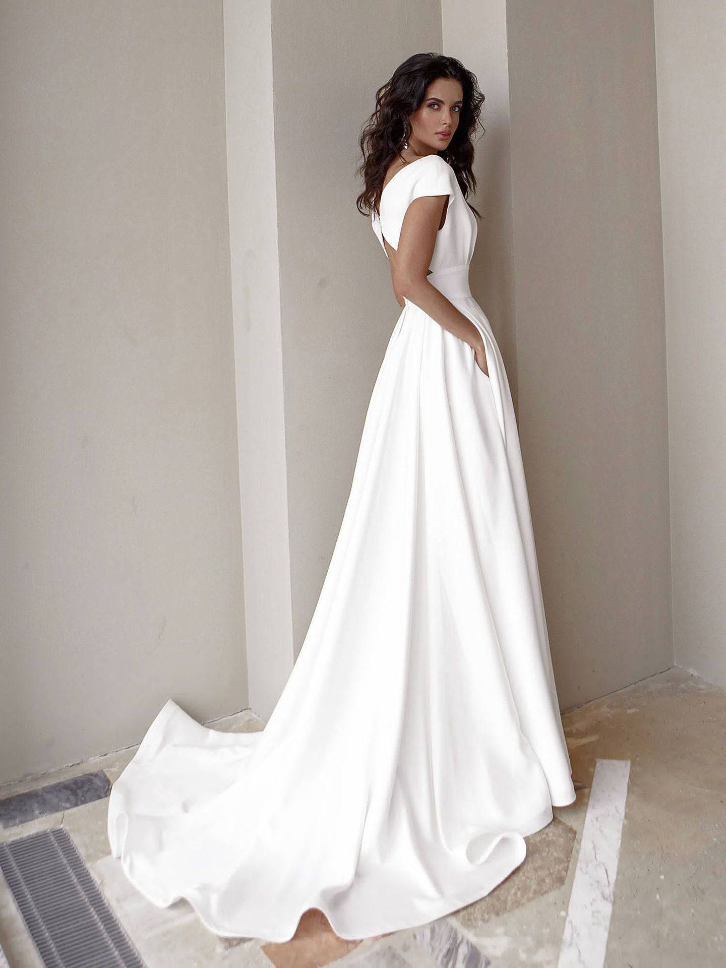 Elegant White Wrapped Maxi Dress with Ruffled Detail    