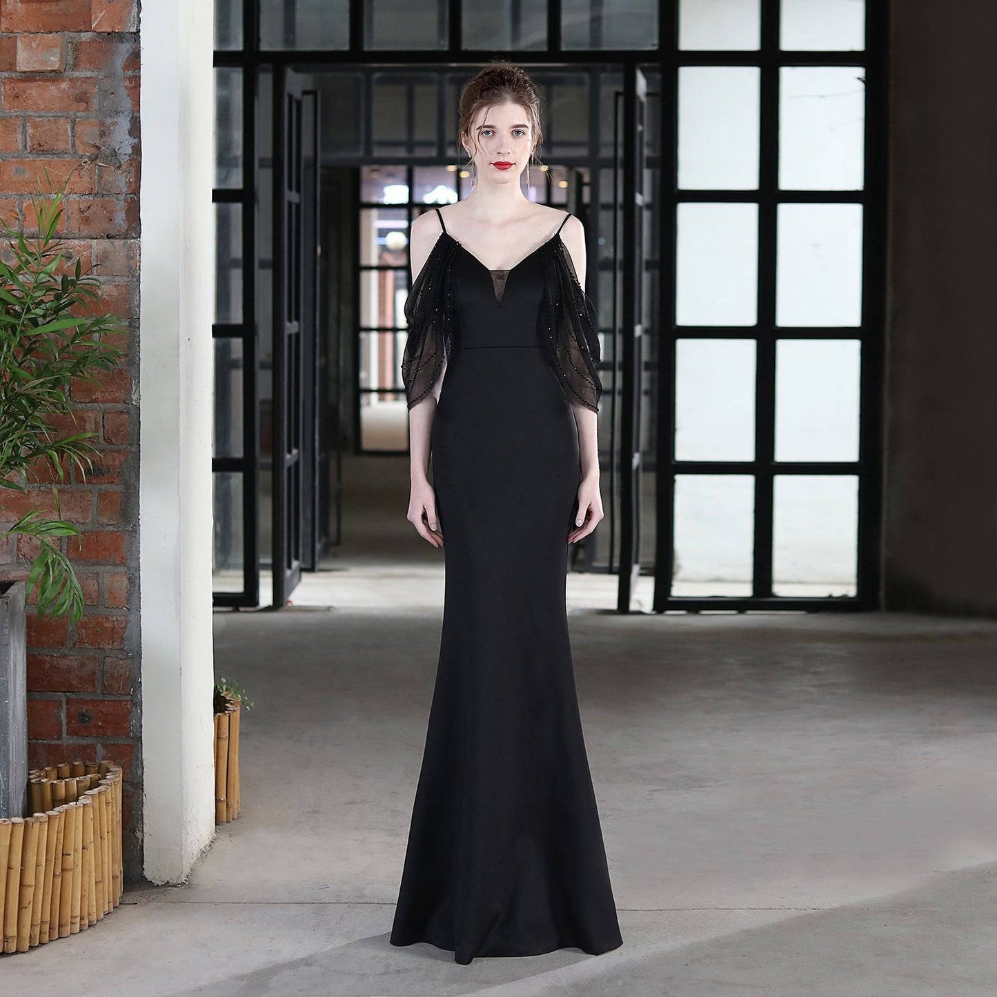 Elegant Slim-Fit V-Neck Lace Fishtail Wedding Dress  S Black 